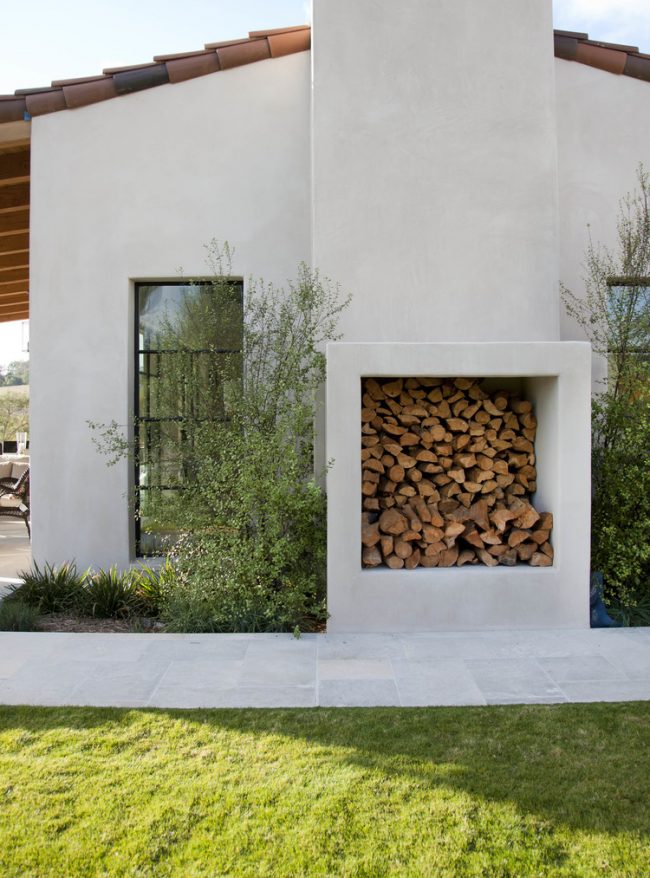 Sie können auch einen kleinen Schrank außerhalb des Hauses hinzufügen, um Brennholz zu lagern.