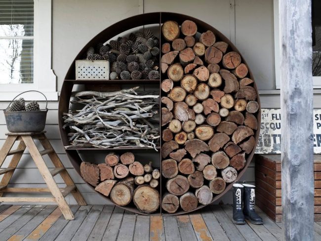 Ein Holzstapel kann eine elegante Dekoration für Ihren heimischen Garten sein.