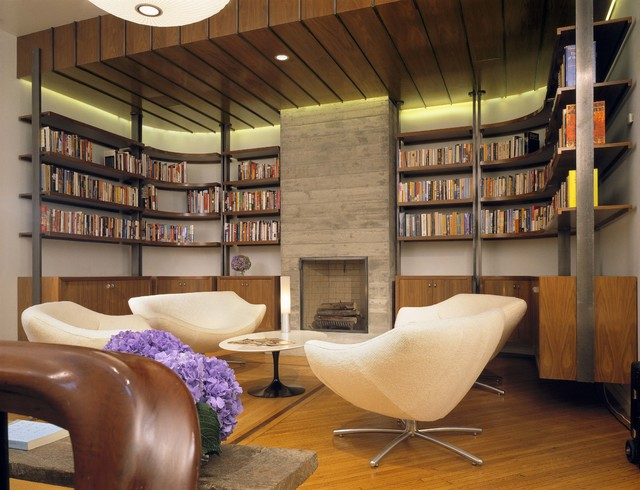 يعد كرسي الجلوس المنخفض والعميق خيارًا رائعًا لمكتبة منزلية