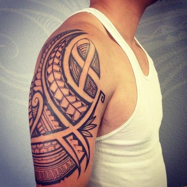 tatouage tribal polynésien bras hommes