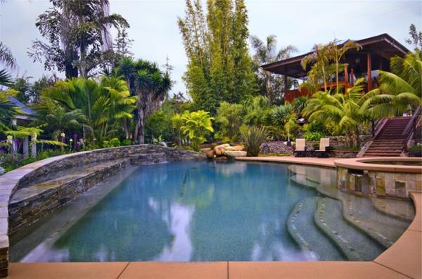 basen w ogrodzie spa wodospad kamienne palmy krajobraz
