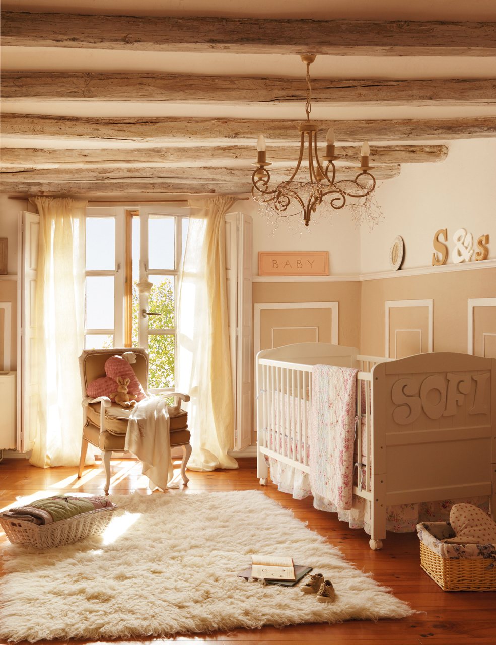 لتزيين سقف غرفة الطفل بأسلوب بروفانس ، تعتبر الحزم المزخرفة ذات المعالجة غير المتساوية للون البني الفاتح مثالية