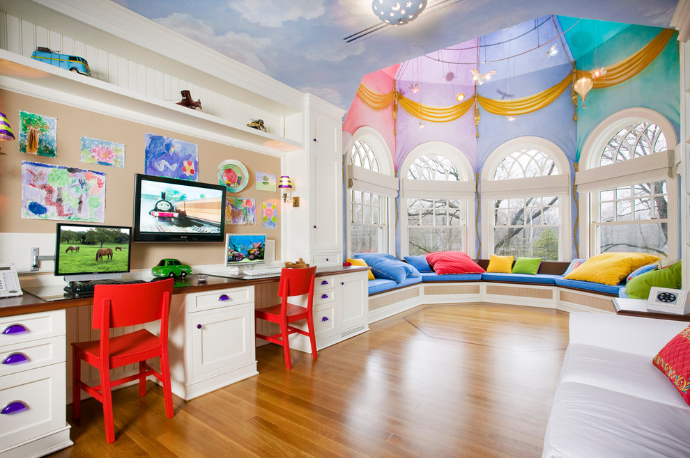 يمكن أن يصبح سقف غرفة الأطفال جزءًا لا يتجزأ من قطعة الأرض الملونة الداخلية