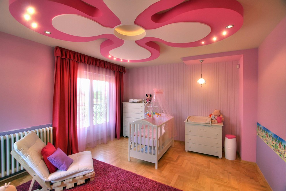 من المزايا الأساسية لسقف اللوح الجصي أنه يمكن استخدامه لتجسيد أكثر التخيلات المذهلة للطفل ، على سبيل المثال ، لإنشاء صورة ظلية لزهرة فوق رأسه.