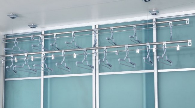 Таванска сушилня за дрехи към балкона. Многостепенни стационарни системи със закачалки на ролки за сушене на дрехи под тавана