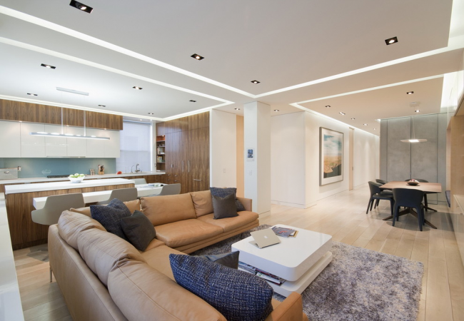 С помощта на конструкции от гипсокартон на тавана можете да зонирате пространството на студио апартамент