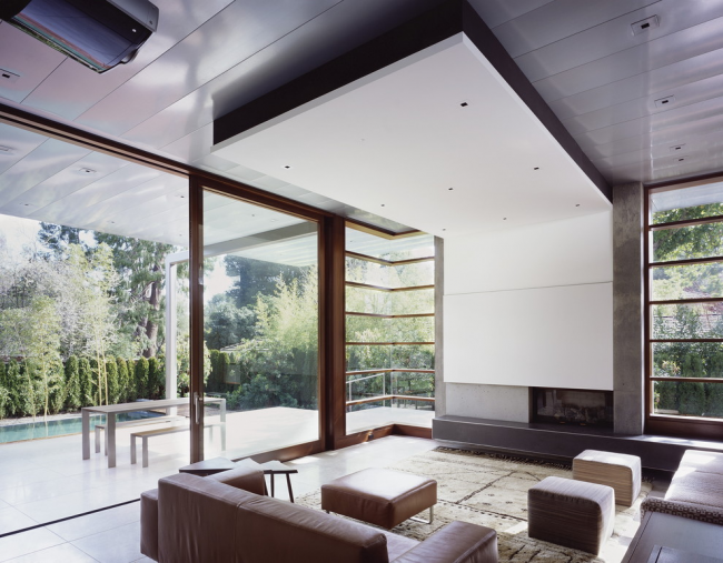 Комбинацията от окачен таван от гипсокартон и MDF панели в дизайна на хол на селска къща