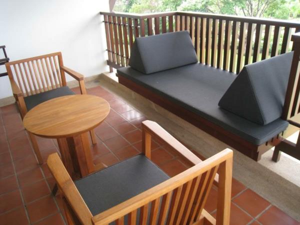 praktyczne pomysły na balkon drewniane szare poduszki krata meblowa