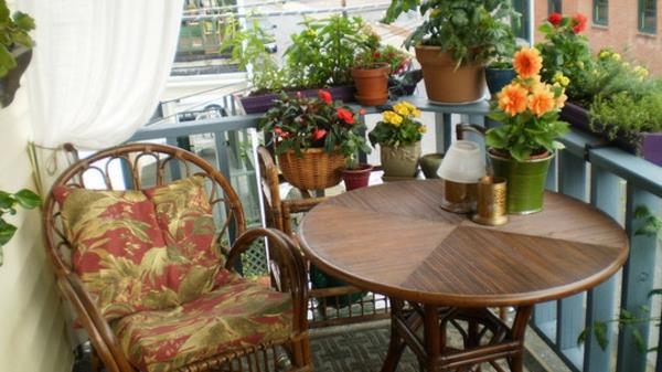 fleurs cool balcon idée design coussins bois meubles