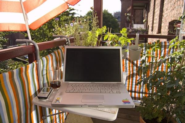 praktyczne pomysły na balkon markiza przeciwsłoneczna miejsce pracy