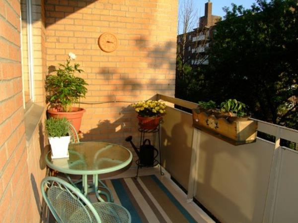 praktyczne pomysły na balkon metalowa krata do siedzenia szkło