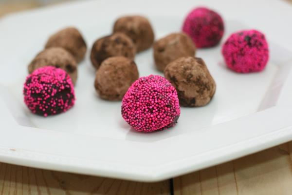 Zrób własne czekoladki z kolorowych posypek cukrowych i kakao w proszku