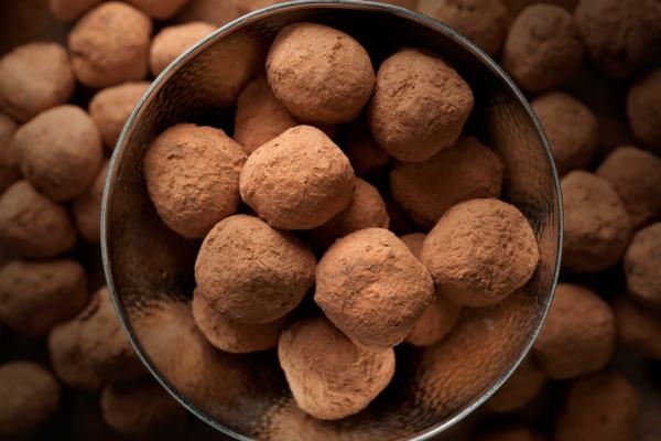 Zrób własne czekoladki w proszku kakaowym z truflami