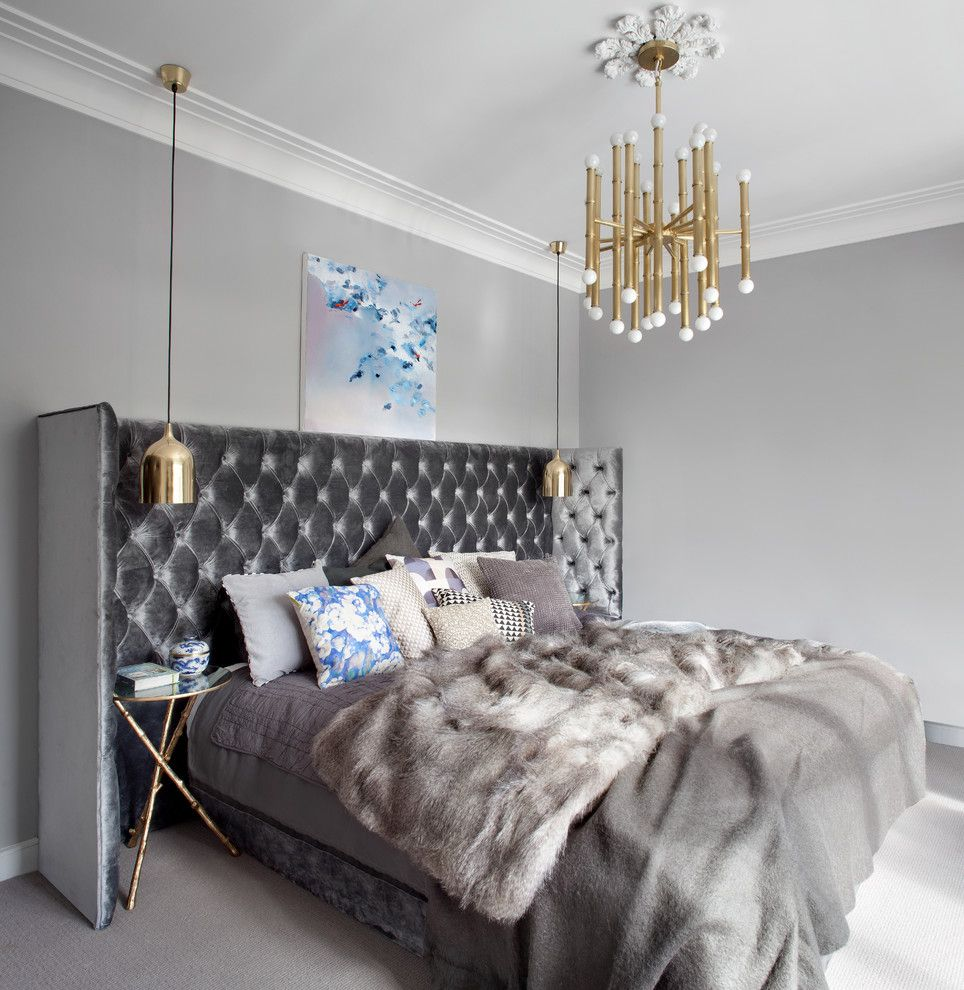 Stilvolles graues Schlafzimmer mit Nachttischlampen