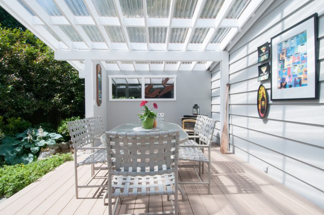 Eine offene Veranda aus Polycarbonat, die am Haus befestigt ist, gilt als Sommeroption