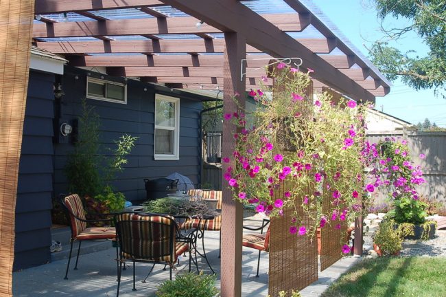 Eine am Haus befestigte Polycarbonat-Veranda: Foto - eine am Haus befestigte Polycarbonat-Veranda ist billiger als die Verwendung des billigsten Glases der gleichen Dicke