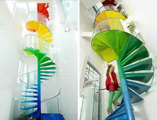 prywatne place zabaw kolorowe kręte schody z dużą ilością szkła