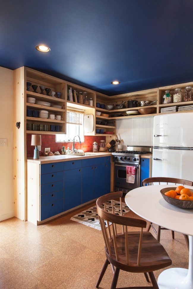 مزيج ناجح من الأثاث الأزرق والخشبي في داخل المطبخ