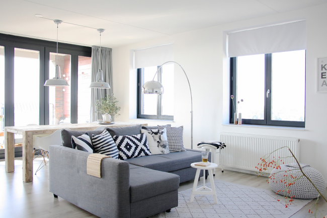 Wohnzimmer kombiniert mit Esszimmer, im skandinavischen Stil eingerichtet