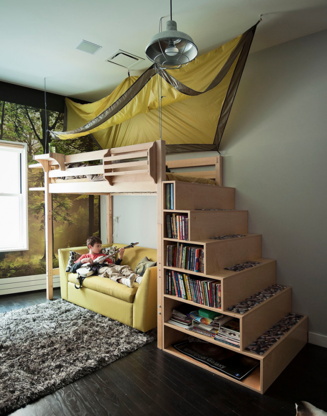 Ausziehbares Sofa mit Aufbewahrungssystem im Kinderzimmer