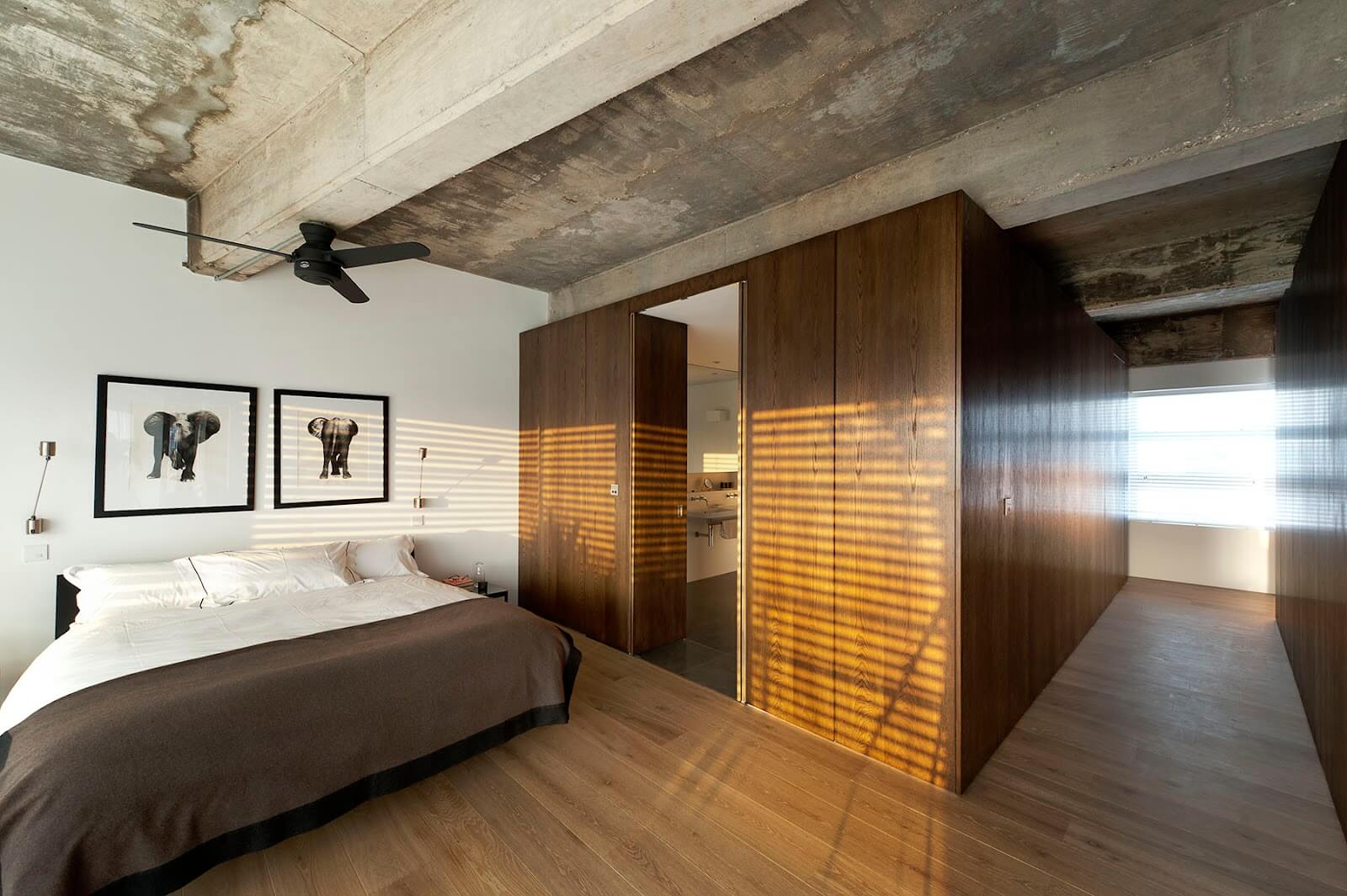 Спалня на едноетажна къща в стил таванско помещение