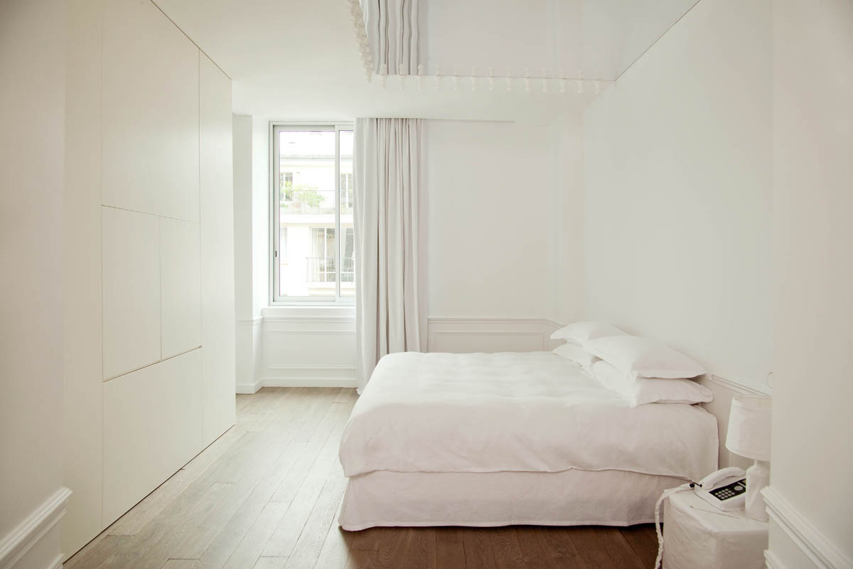 Стилна бяла спалня в стила на минимализма