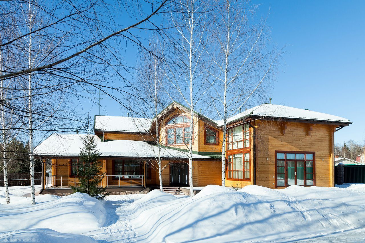 Gemütliches Haus aus hellem Holz nach individuellem Projekt