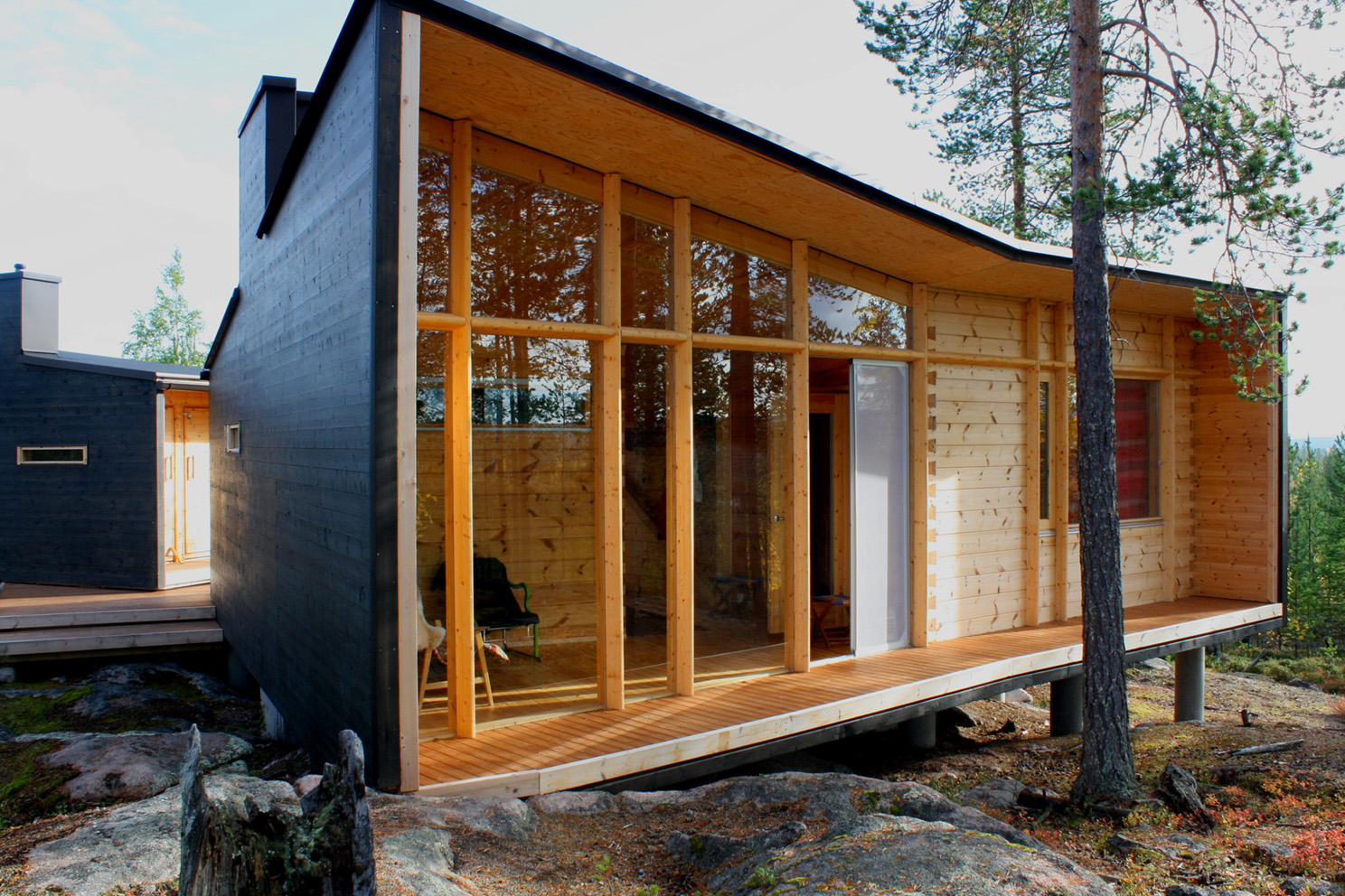 Минималистична едноетажна дървена къща