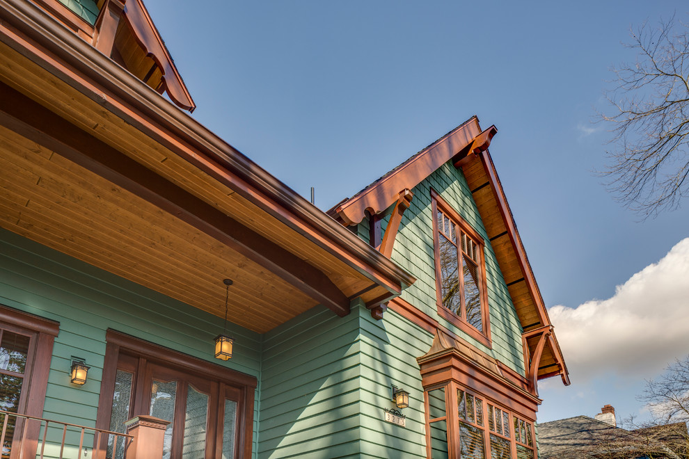 Kopfsteinpflasterhaus im klassischen Stil mit Dachboden