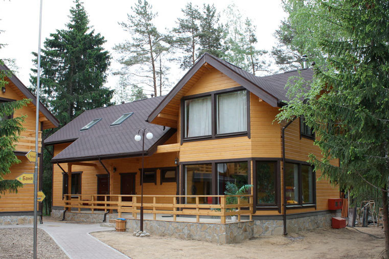 Helles und helles Kopfsteinpflasterhaus mit kleiner Terrasse