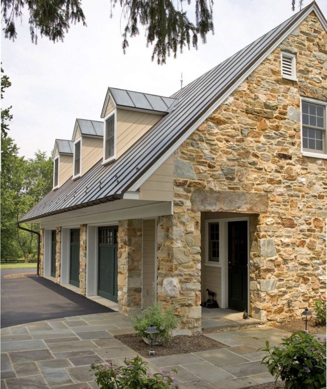 Проект на къща с три гаража в традиционен американски стил. Павета в дизайна на къщата в комбинация с метален покрив