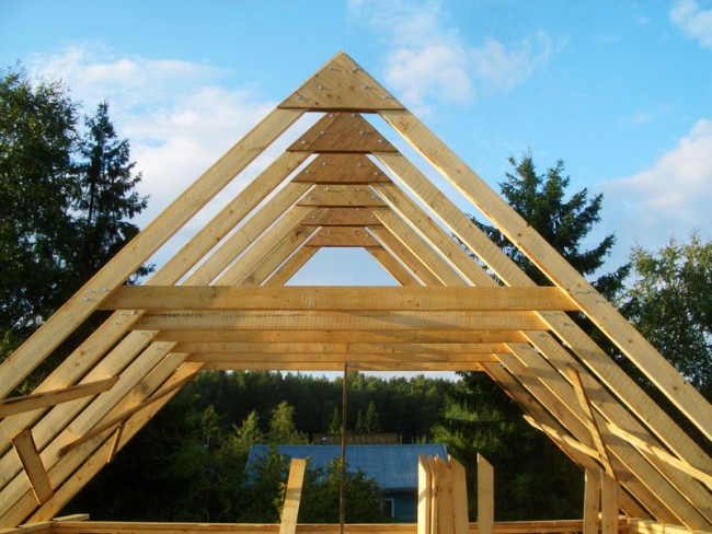 Издигането на покрива на рамкова къща не се различава от инсталирането на покрив на всяка друга къща.