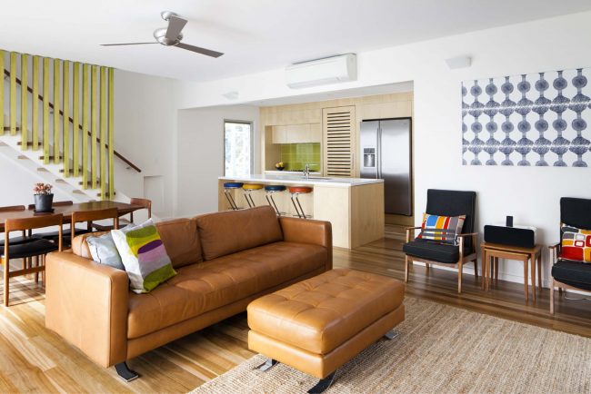 الأريكة المصنوعة من الجلد الصناعي مناسبة لكل من غرفة المعيشة والمطبخ
