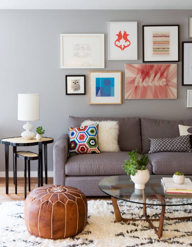 مزيج متناغم من أريكة رمادية وتصميم داخلي لغرفة المعيشة بألوان الباستيل
