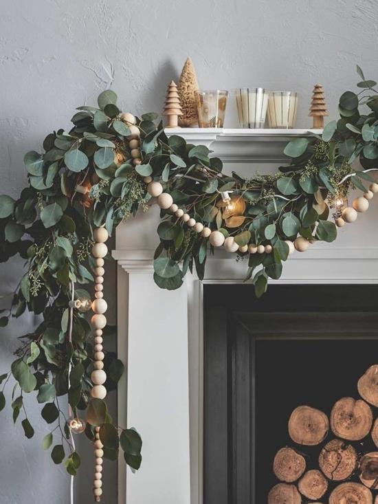 purystyczna świąteczna dekoracja kominka udekoruj liście eukaliptusa