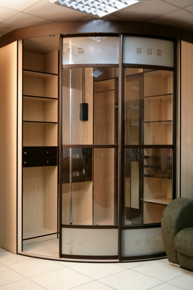 Ъглов гардероб със стъклени врати