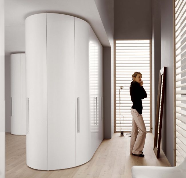 Гардеробите с радиална овална форма ще служат не само като мебел, но и като преграда в дизайна на вашия апартамент