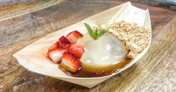 Servir le gâteau aux gouttes de pluie