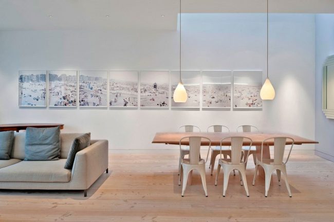 Modernes Esszimmer in London mit einer Reihe von Strandfotos