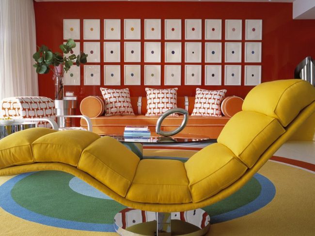 Wohnzimmer im Jugendstil mit einer Reihe von Gemälden, die sich in der Farbe unterscheiden. Komposition erzeugt eine rechteckige Form