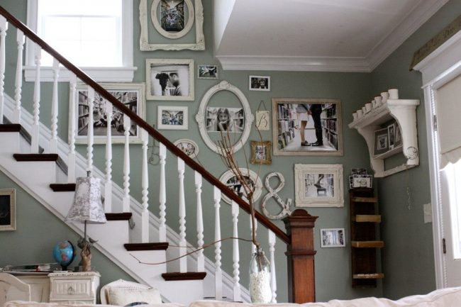 Die Treppe, die in den zweiten Stock führt, ist ein idealer Ort, um Familienfotos zu veröffentlichen, die ein gemeinsames Thema haben. Der Einrichtungsstil ist shabby chic, unterstützt durch Bilderrahmen mit Alterungseffekt, Vintage-Accessoires usw.