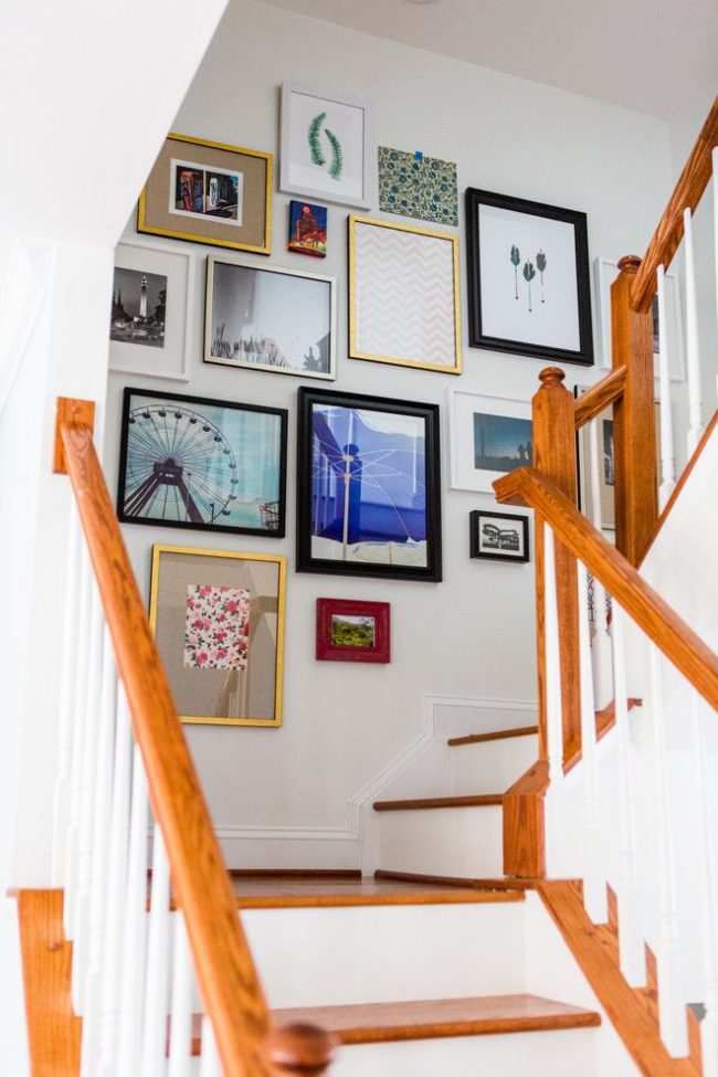 Die besten persönlichen Fotos kombiniert mit Bildern von floralen und geometrischen Mustern usw. - eine Gruppe gerahmter Fotografien, die einen Platz auf der Treppe einnehmen, die zum zweiten Stock des Hauses führt