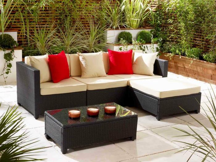 sofa rattanowa zestaw mebli ogrodowych na patio czerwone poduszki do rzucania rośliny