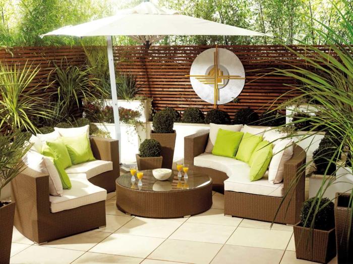 meble rattanowe meble ogrodowe meble ogrodowe sofa ogrodowa zielone poduszki rośliny