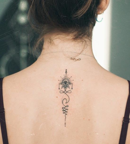 plecy kobiety unalome tatuaż lotos słońce