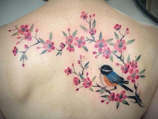 tatouage de fleur de cerisier au dos avec un oiseau