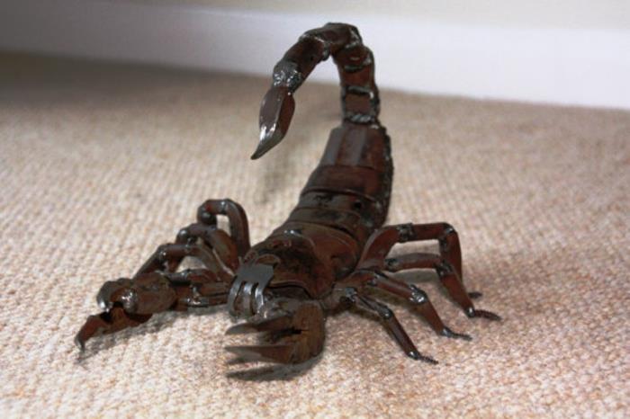 recykling majsterkowicza metalowa figurka owady skorpion