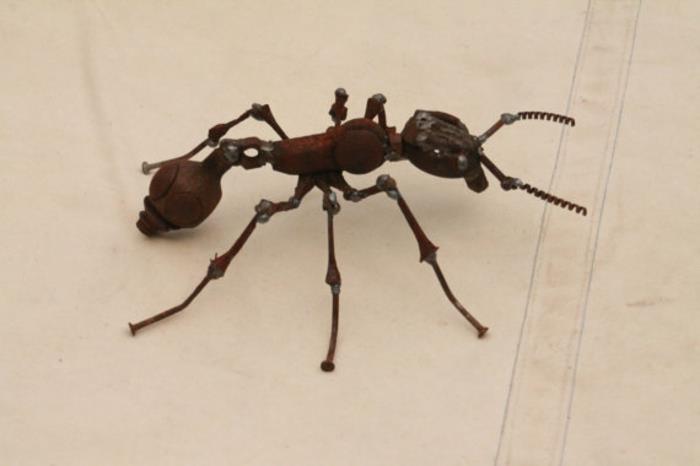 recykling majsterkowicza rzeźba z metalu figurka owada mrówka