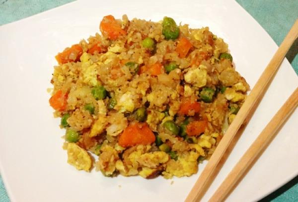 dania ryżowe z warzywami jajka groszek marchewka
