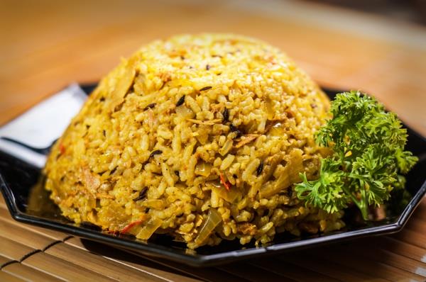 dania ryżowe z warzywnymi grzybami kurkuma
